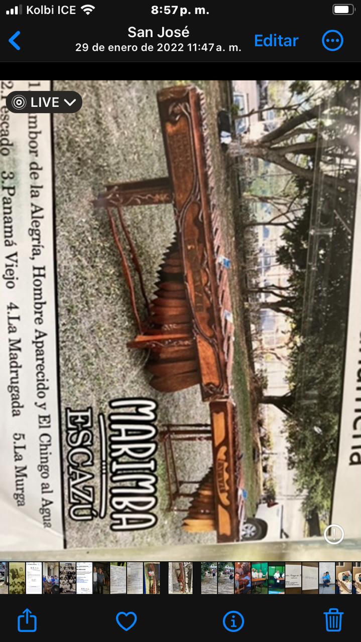 Fotografía de la marimba Escazú en un programa de concierto